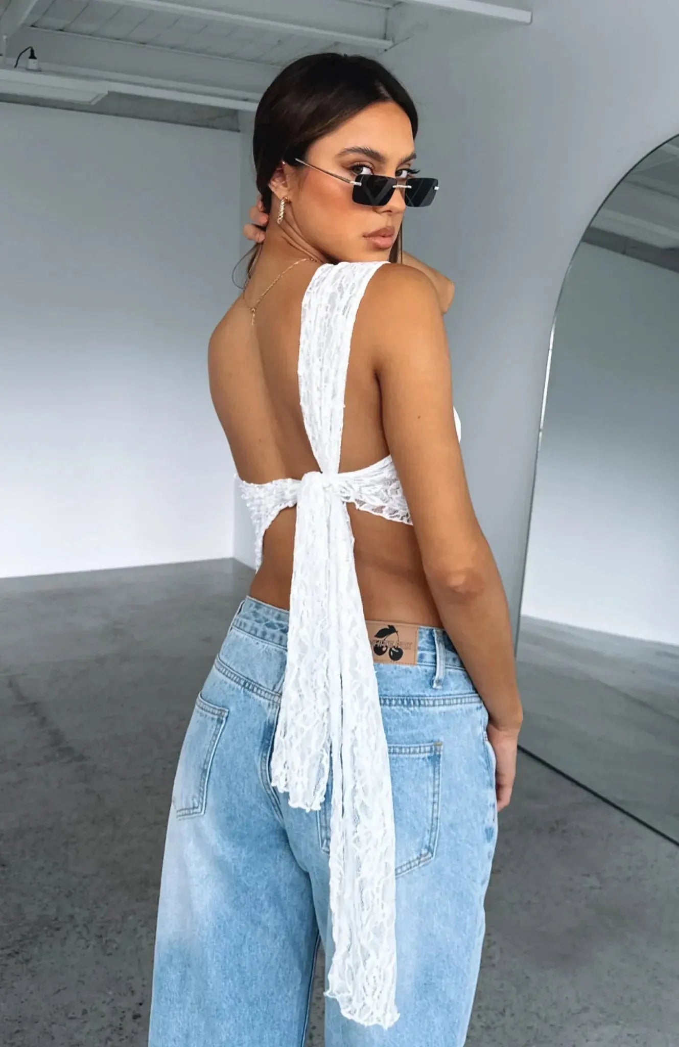 Naomi - Élégant Crop top Asymétrique en Dentelle avec dos Ouvert