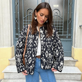 Isabelle - Veste imprimée Ikat noire et blanche pour un look chic