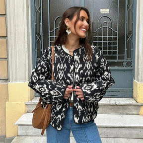 Isabelle - Veste imprimée Ikat noire et blanche pour un look chic