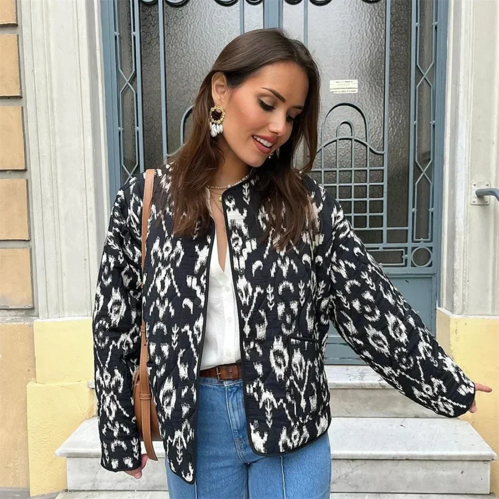 Isabelle - Veste imprimée Ikat noire et blanche pour un look chic