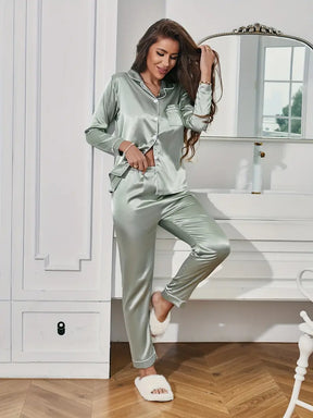 Clara - Pyjama Satiné avec Boutons et Piping Contrasté pour Femme