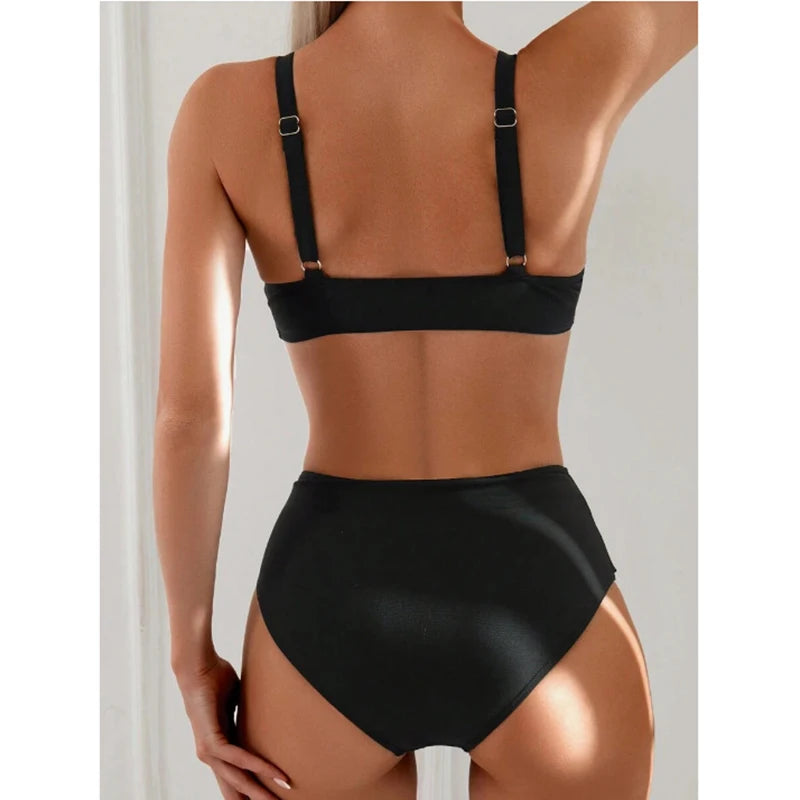 Amira – Bikini élégant avec détails dorés et taille haute