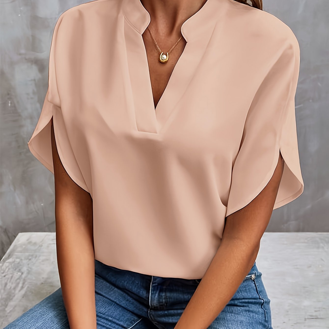 Amelia - Blouse Femme Col en V pour un Style Intemporel