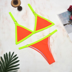 Mia - Bikini triangle, détails Néon et anneaux Métalliques Elégants