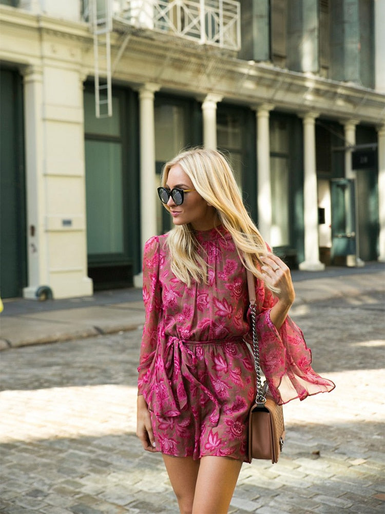 Léonie - Robe courte rose à manches évasées et motif fleuri